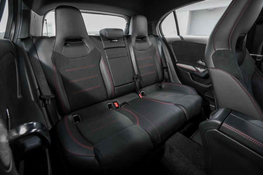 Интерьер Mercedes-Benz A250 AMG Line (W177) 2018 года  (MY) (фото 12 из 24)